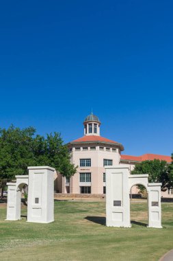 LAS CRUCES, NM, ABD - 16 Mayıs 2024: Miller Field Gates ve Skeen Hall New Mexico Eyalet Üniversitesi.