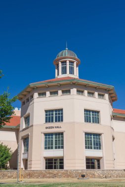 LAS CRUCES, NM, ABD - 16 Mayıs 2024: New Mexico Eyalet Üniversitesi 'nde Skeen Hall.
