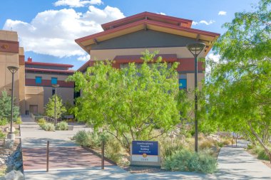 EL PASO, TX, ABD - 17 Mayıs 2024: Texas El Paso Üniversitesi Disiplinler Arası Araştırma Binası.