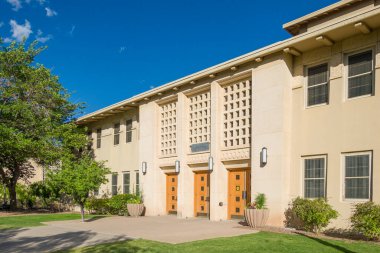 EL PASO, TX, ABD - 17 Mayıs 2024: Texas Üniversitesi İdari Bina.