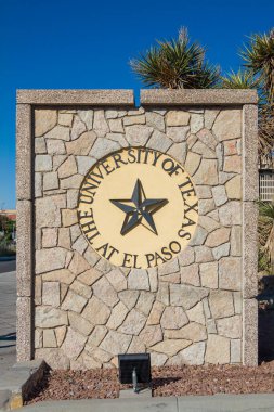 EL PASO, TX, ABD - 18 Mayıs 2024: Texas El Paso Üniversitesi giriş duvarı ve logosu.