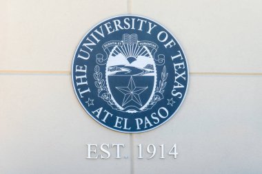 EL PASO, TX, ABD - 18 Mayıs 2024: Texas El Paso Üniversitesi giriş duvarı ve logosu.