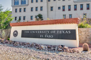 EL PASO, TX, ABD - 18 Mayıs 2024: Texas El Paso Üniversitesi giriş duvarı ve logosu.