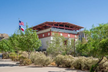 EL PASO, TX, ABD - 18 Mayıs 2024: Texas El Paso Üniversitesi 'ndeki Lhakhang Bhutanese Tapınağı.