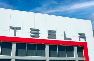 WOODBURY, MN, ABD - 14 Nisan 2024: Tesla otomobil sevgisi dış ve ticari marka logosu.