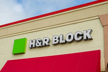 HUDSON, WI, ABD - 27 AĞUSTOS 2024: H & R Bloğu dış tabela ve ticari marka logosu.