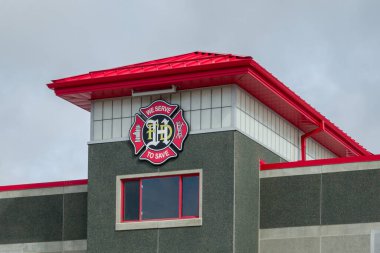 HUDSON, WI, ABD - 27 AĞUSTOS 2024: Hudson İtfaiyesi dış tabela ve ticari marka logosu.