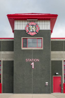 HUDSON, WI, ABD - 27 AĞUSTOS 2024: Hudson İtfaiyesi dış tabela ve ticari marka logosu.