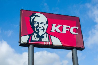 HUDSON, WI, ABD - 27 AĞUSTOS 2024: Kentucky Fried Chicken dış tabela ve ticari marka logosu.