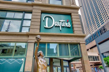 MINNEAPOLIS, MN, ABD - 25 Ağustos 2024: Mary Tyler Moore Heykeli ve Daytons Mağaza Mağazası Dış ve ticari marka logosu.