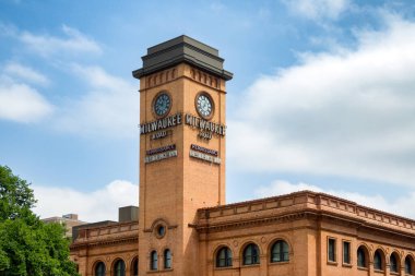 MINNEAPOLIS, MN, ABD - 25 AĞUSTOS 2024: Milwaukee Road Depot ve Residence Inn 'in dış ve ticari marka logosu.