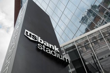 MINNEAPOLIS, MN, ABD - 25 Ağustos 2024: ABD Bank Stadyumu dış ve ticari marka logosu.