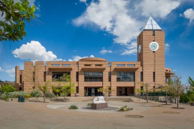 Colorado Springs, CO, ABD - 19 Mayıs 2024: El Pomar Center ve Colorado Üniversitesi Kraemer Kütüphanesi (UCCS) Colorado Springs.