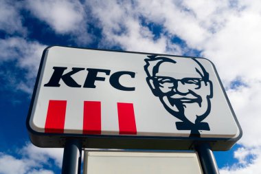 RACINE, WI, ABD, SEPTEMBER 23, 2024: Kentucky Fried Chicken dış tabela ve ticari marka logosu.