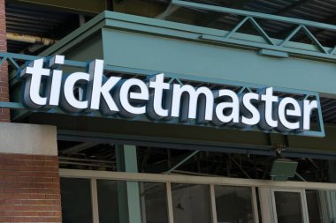 GREEN BAY, WI, ABD, 23 EYLÜL 2024: Bilet gişesi gişesi dış tabela ve ticari marka logosu.