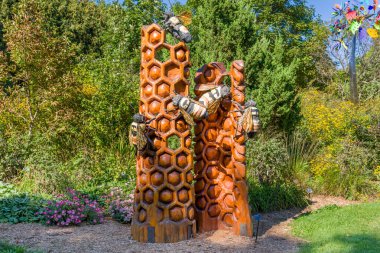 GREEN BAY, WI, ABD, 23 EYLÜL 2024: Yeşil Körfez Botanik Bahçesindeki Kovan heykelinde Rusty Patch Bumblebees.