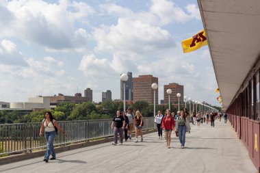 MINNEAPOLIS, MN, ABD, SEPTEMBER 5, 2024: Minnesota Üniversitesi 'ndeki Washington Avenue Köprüsü' nde kimliği belirsiz şahıslar.