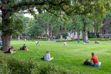 MINAPOLIS, MN, ABD, SEPTEMBER 5, 2024: Minnesota Üniversitesi kampüsündeki Northrop Mall 'da çalışan tanımlanamayan şahıslar.