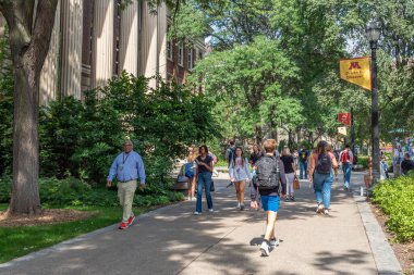 MINAPOLIS, MN, ABD, SEPTEMBER 5, 2024: Minnesota Üniversitesi kampüsündeki Northrop AVM 'de kimliği belirsiz kişiler.