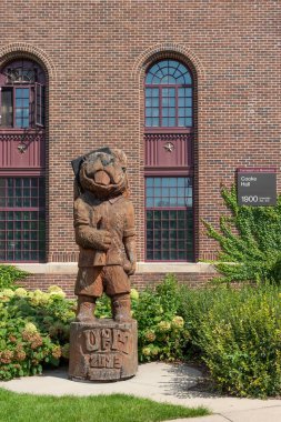 MINAPOLIS, MN, ABD, SEPTEMBER 5, 2024: Minnesota Üniversitesi kampüsündeki Cooke Hall 'da Goldy Gopher Maskotu heykeli.