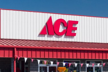 CLARE, MI, ABD, SEPTEMBER 19, 2024: Ace Hardware perakende satış mağazası dış ve ticari marka logosu.