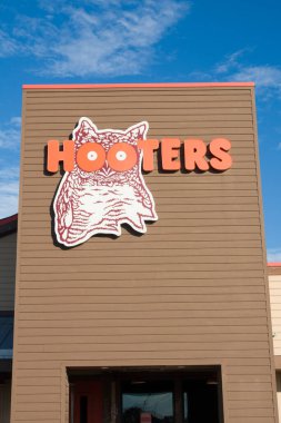DOWNERS GROVE, IL, ABD, 21 Eylül 2024: Hooters restoranının dış ve ticari marka logosu.