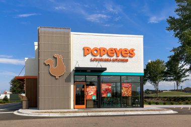 OAK PARK HEGHTS, MN, ABD - 9 Eylül 2024: Popeyes Louisiana Mutfağı Fast food restoranı ve ticari marka logosu.