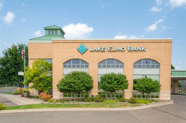 STILLWATER, MN, ABD - 18 Ağustos 2024: ABC Gölü Elmo Bank dış ve ticari marka logosu.