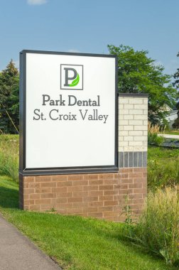 OAK PARK HEGHTS, MN, ABD - 18 Ağustos 2024: Park Valley diş sağlığı kliniği dış tabela ve ticari marka logosu.