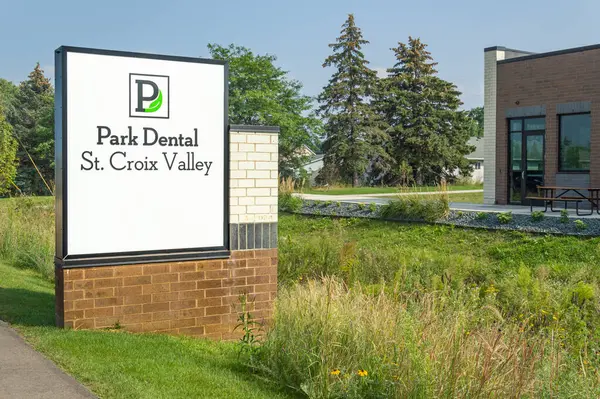 OAK PARK HEGHTS, MN, ABD - 18 Ağustos 2024: Park Valley diş sağlığı kliniği dış tabela ve ticari marka logosu.