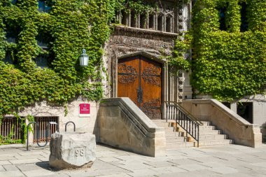 Chicago, IL, USA, SEPTEMBER 21, 2024: Chicago Üniversitesi kampüsündeki Gerald Ratner Atletizm Merkezi.
