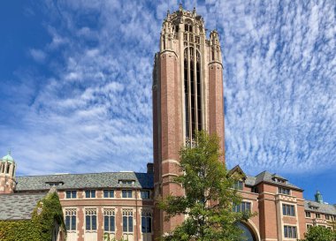 Chicago, IL, USA, SEPTEMBER 21, 2024: Chicago Üniversitesi kampüsündeki Gerald Ratner Atletizm Merkezi.