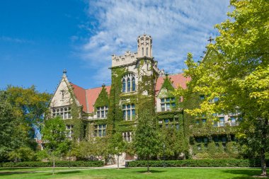 Chicago, IL, USA, SEPTEMBER 21, 2024: Chicago Üniversitesi kampüsündeki Gerald Ratner Atletizm Merkezi.