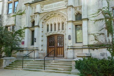 Chicago, IL, USA, SEPTEMBER 21, 2024: Chicago Üniversitesi kampüsündeki Gerald Ratner Atletizm Merkezi.