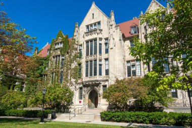 Chicago, IL, USA, SEPTEMBER 21, 2024: Chicago Üniversitesi kampüsündeki Gerald Ratner Atletizm Merkezi.