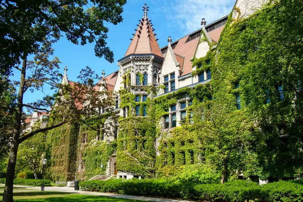Chicago, IL, USA, SEPTEMBER 21, 2024: Chicago Üniversitesi kampüsündeki Gerald Ratner Atletizm Merkezi.