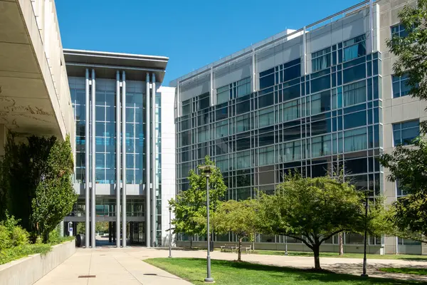 Chicago, IL, USA, SEPTEMBER 21, 2024: Chicago Üniversitesi kampüsündeki Gerald Ratner Atletizm Merkezi.