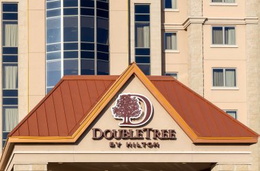 BEMIDJI, MN, ABD, NOVEMBER 17, 2024: Hilton Hotel dış ve ticari marka logosu Doubletree.