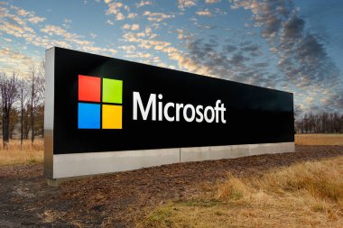 FARGO, ND, USA, NOVEMBER 19, 2024: Microsoft bölgesel satış ofisi dış tabela ve ticari marka logosu.