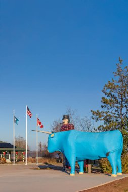 BEMIDJI, MN, ABD, 17 Kasım 2024: Paul Bunyan ve Babe the Blue Ox heykelleri Paul Bunyan Park 'ta.