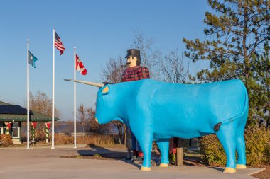 BEMIDJI, MN, ABD, 17 Kasım 2024: Paul Bunyan ve Babe the Blue Ox heykelleri Paul Bunyan Park 'ta.