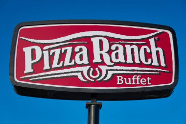 BEMIDJI, MN, USA, NOVEMBER 18, 2024: Pizza Ranch restoranının dış ve ticari marka logosu.