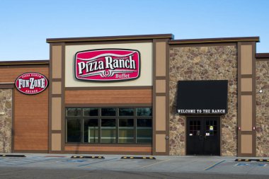 BEMIDJI, MN, USA, NOVEMBER 18, 2024: Pizza Ranch restoranının dış ve ticari marka logosu.