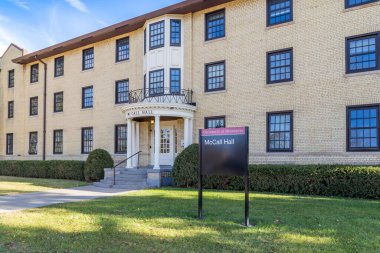 CROOKSTON, MN, ABD, Kasım 18, 2024: Minnesota Crookston Üniversitesi 'ndeki McCall Hall.