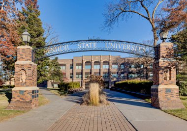 BEMIDJI, MN, USA, NOVEMBER 17, 2024: Bemidji Devlet Üniversitesi 'nde Mezunlar ve Kurucular Yürüyüşü.