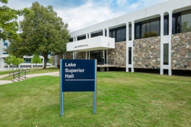 ALLENDALE, MI, ABD, 20 EYLÜL 2024: Grand Valley Eyalet Üniversitesi kampüsündeki Superior Gölü.