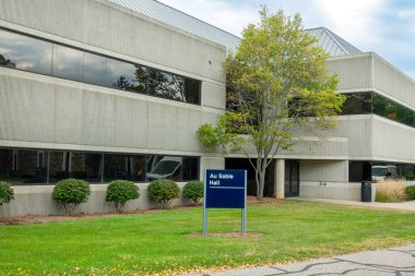 ALLENDALE, MI, ABD, 20 EYLÜL 2024: Grand Valley Eyalet Üniversitesi kampüsündeki Au Sable Hall.