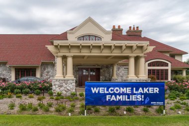 ALLENDALE, MI, ABD, SEPTEMBER 20, 2024: Grand Valley Eyalet Üniversitesi kampüsündeki Mezunlar Evi Ziyaretçi Merkezi.