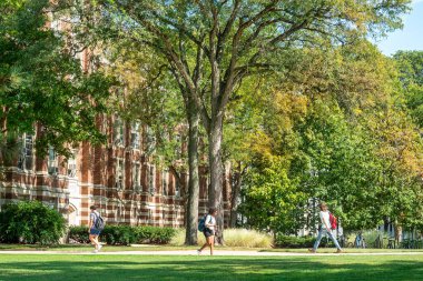 Doğu LANSING, MI, ABD, 19 Eylül 2024: Michigan Eyalet Üniversitesi kampüsünde kimliği belirsiz kişiler.