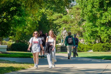 Doğu LANSING, MI, ABD, 19 Eylül 2024: Michigan Eyalet Üniversitesi kampüsünde kimliği belirsiz kişiler.